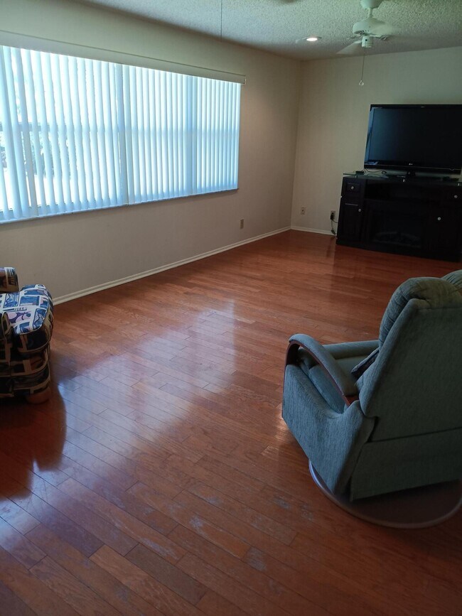 Building Photo - 5730 Fernley Dr E