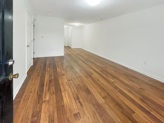 Building Photo - Single Level Home************Beautiful 1 Bedroom Villa************Brick Building