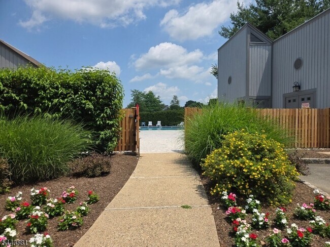 Building Photo - 71 Drake Ln