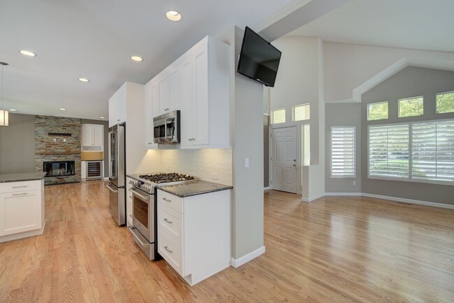 Building Photo - 4Bd/2.5Ba Sammamish Home