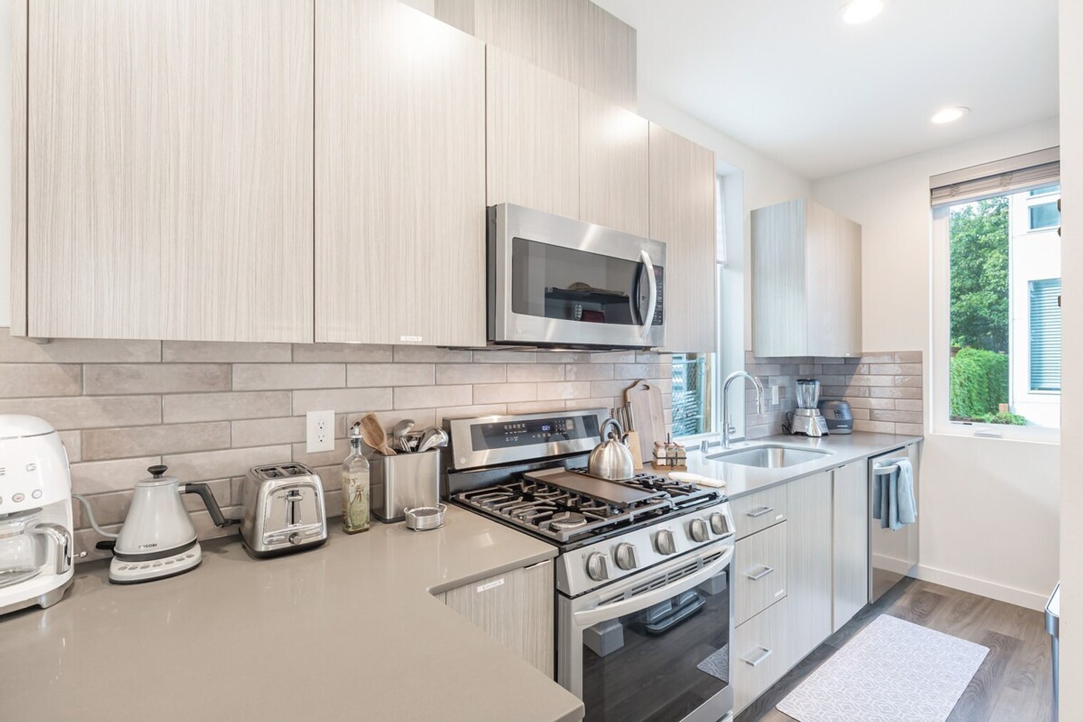 Building Photo - 9417 Roosevelt Way NE