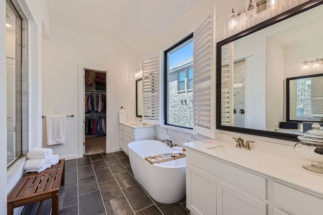 Building Photo - AVAILABLE NOW!  Gorgeous 4 Bed/3.5 Bath wi...