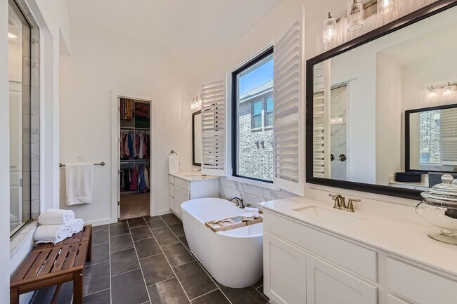 Building Photo - Available Now: Gorgeous 4 Bed/3.5 Bath wit...