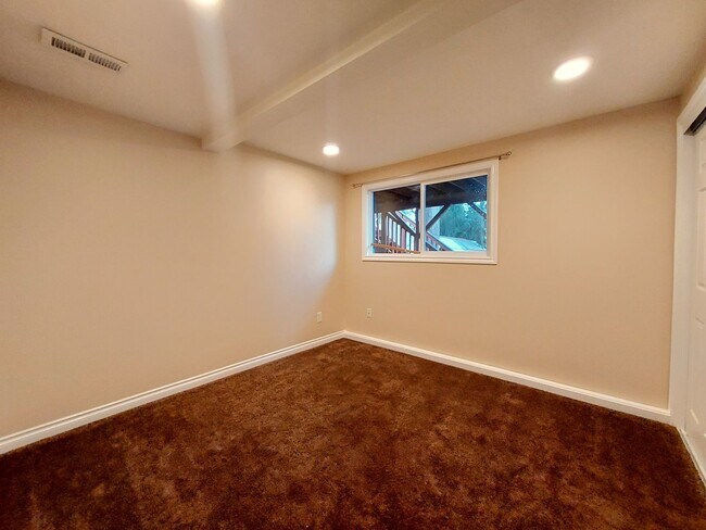 Building Photo - HUGE 5 Bedroom Home - Federal Way