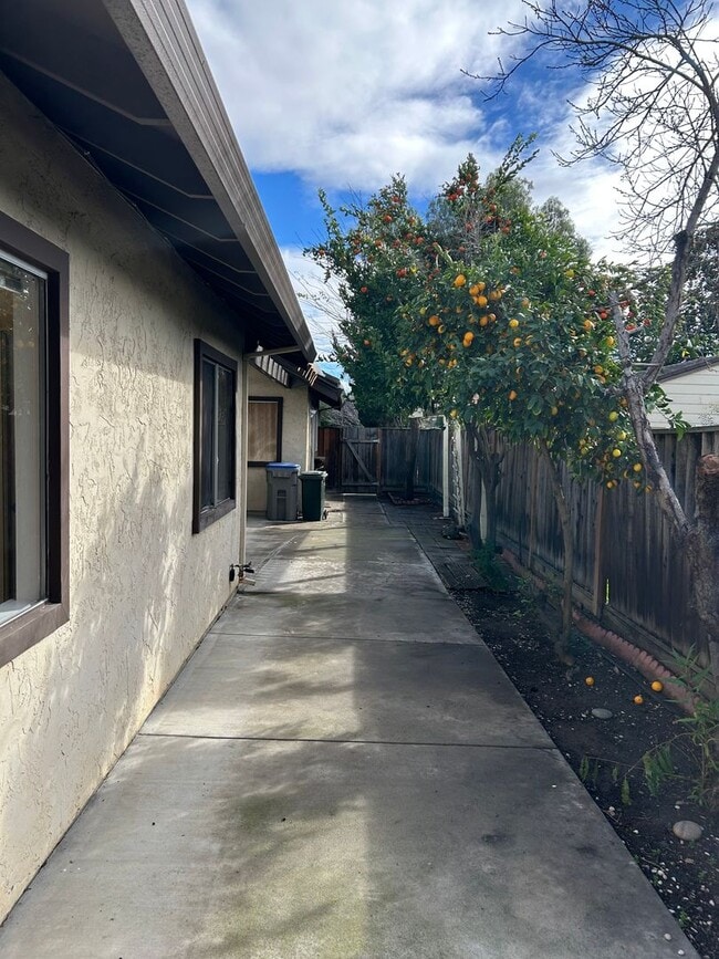 Building Photo - Beautiful 3 Bedroom 2 Bath Home, Private Yard, 2 car attached garage