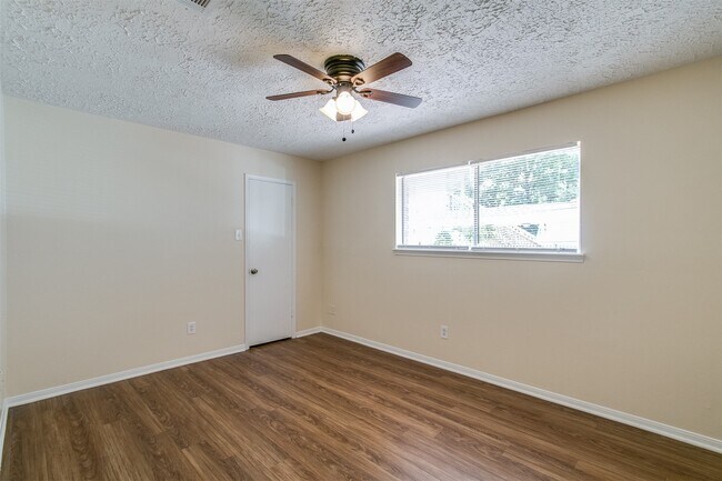 Building Photo - 22818 Canyon Lake Dr