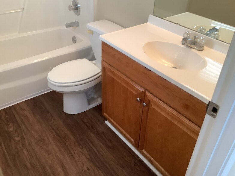 Building Photo - 108 River Watch Dr