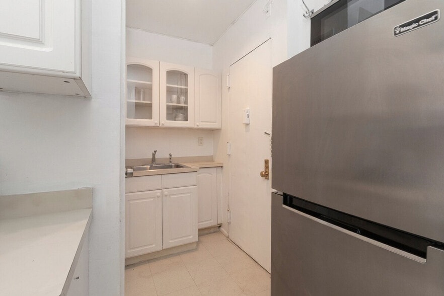Building Photo - 345 E 94th St