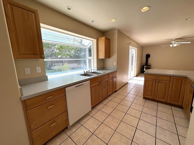 Building Photo - BONUS RENT SPECIAL! Backyard Oasis: 3 Bedroom 2 Bath House Available!