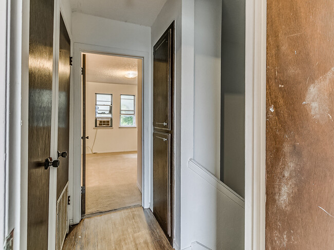 Building Photo - 818 Greenvale Rd