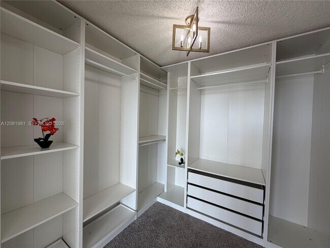 Building Photo - 1000 Parkview Dr