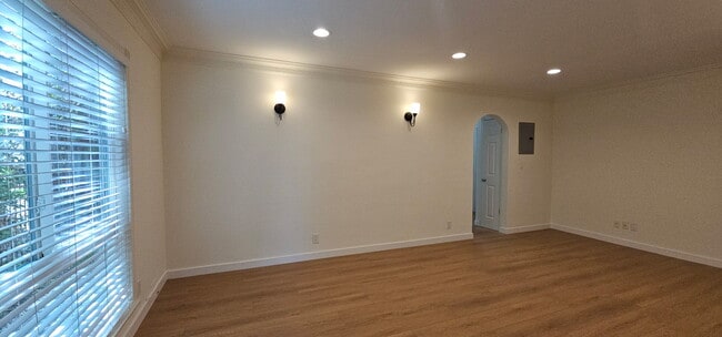 Building Photo - 449 S Doheny Dr