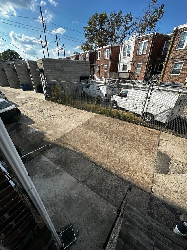 Building Photo - Welcome Home! Well-kept West Passyunk 3 Be...