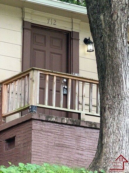 Building Photo - 712 Bronson St