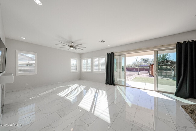 Building Photo - 6327 E Dixileta Dr