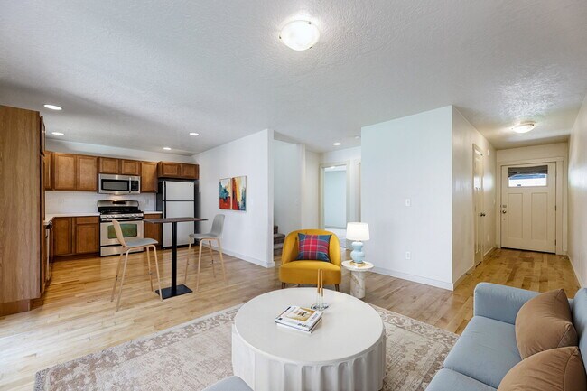 Building Photo - Open Floorplan Townhome with 3 suites