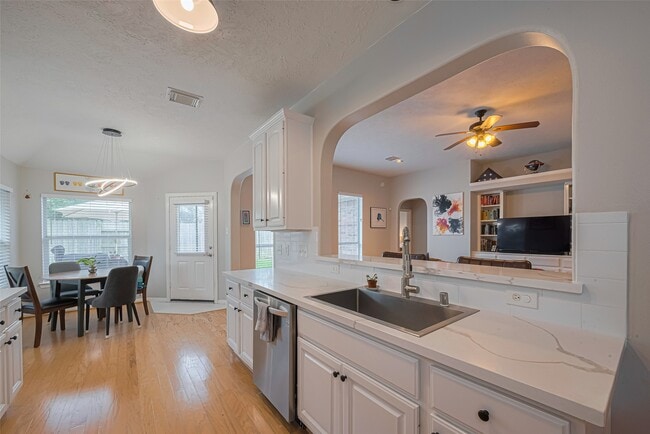 Building Photo - 2347 Golden Shores Ln