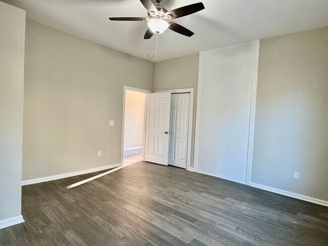 Building Photo - 218 College St