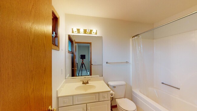 Building Photo - Available 9/20 - Established Neighborhood