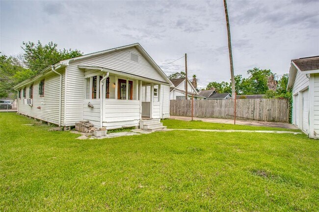 Building Photo - 7119 Farnsworth St