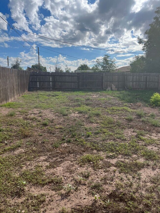 Building Photo - 400 W Arrowhead Dr