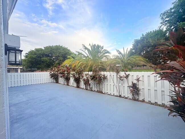 Building Photo - 927 NW 106th Ave Cir