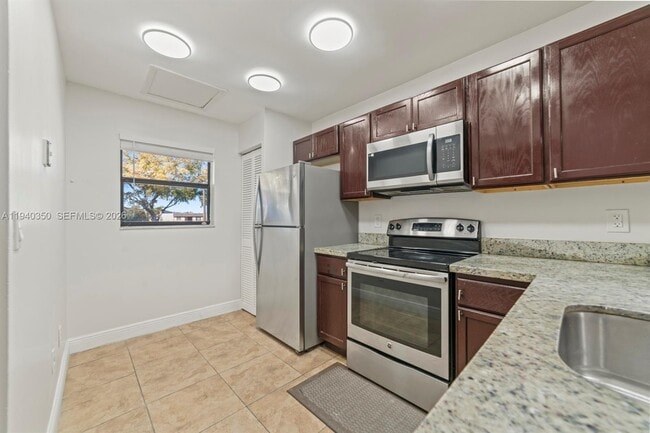 Building Photo - 880 NE 207th Terrace