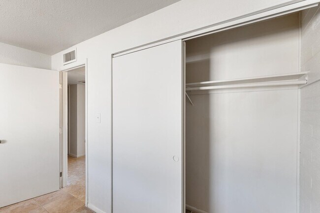 Building Photo - 7422 W Turney Ave