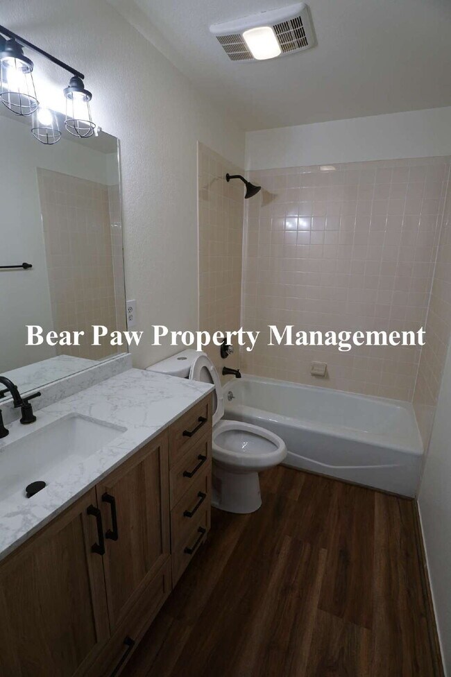 Building Photo - Cute Condo in North Evergreen!