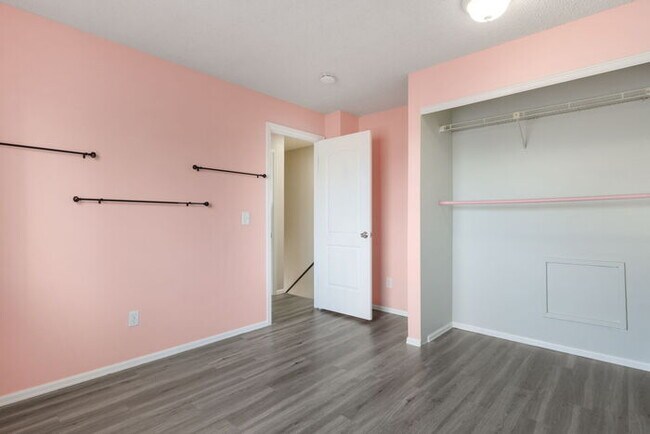 Building Photo - Clean, Bright 3 Bedroom with large yard an...