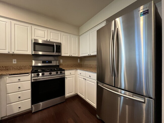 Building Photo - Incredible Forrest Park Townhome!! 2 bedroom, 2 bath, HUGE attached Garage!