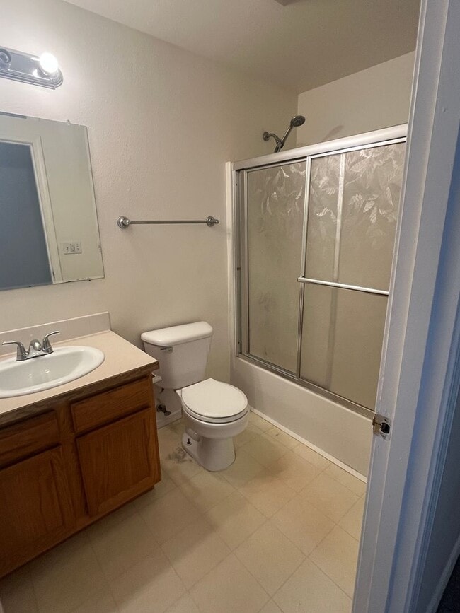 Building Photo - Beautiful Large 3 bedroom 2.5 bath home