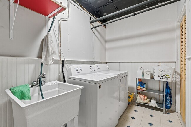 Building Photo - 65 Church St