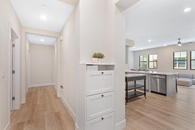 Building Photo - 2 Bed 2 Bath (plus a den) Gala Condo