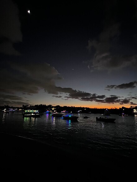 Watch the Christmas boat show and fireworks - 386 Golfview Rd
