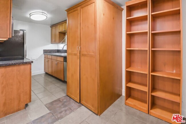 Building Photo - 10982 Roebling Ave