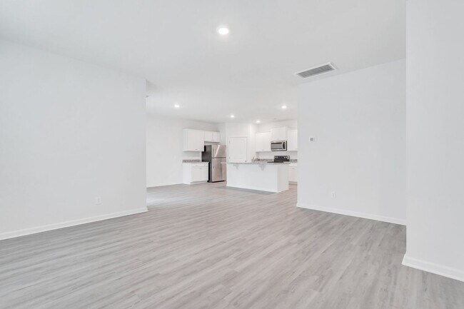 Building Photo - 4 BEDROOMS & FENCED YARD!