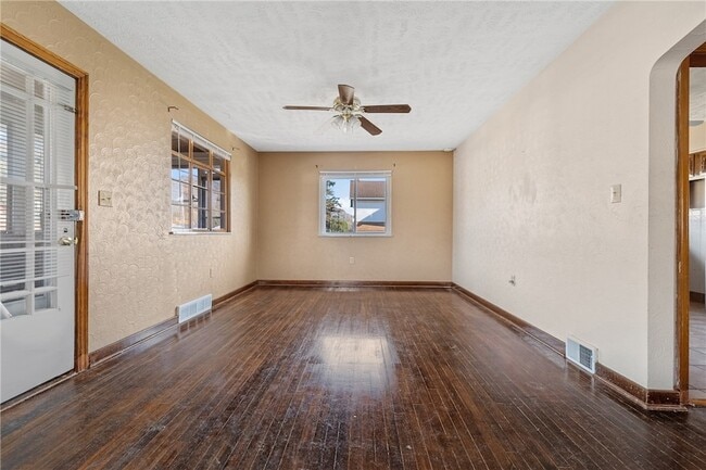 Building Photo - 1001 5th St