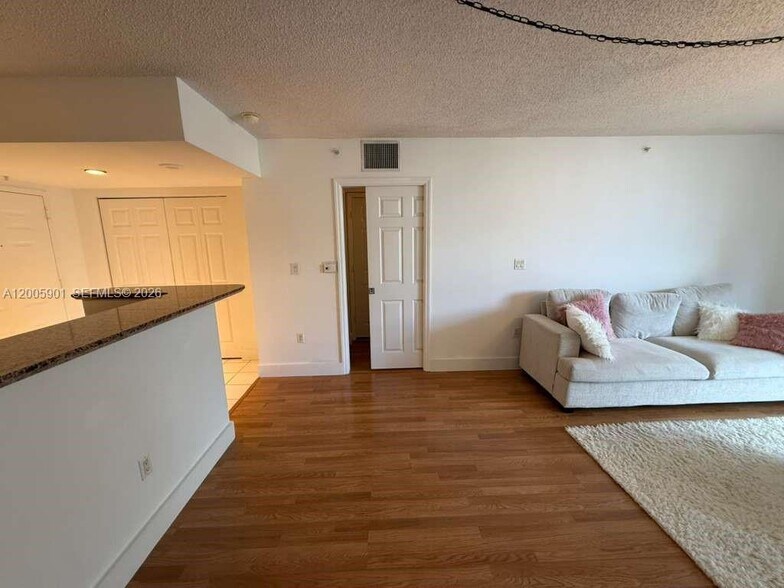 Building Photo - 1155 Brickell Bay Dr