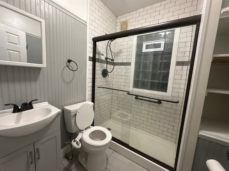 Building Photo - 9205 Clifton Blvd