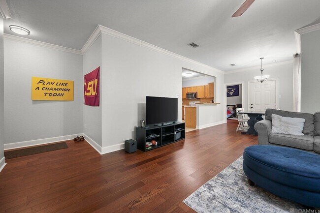 Building Photo - 710 E Boyd Dr