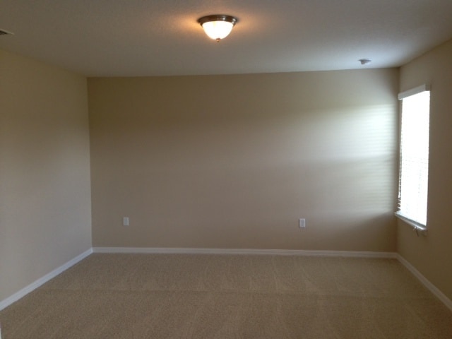 Building Photo - Beautiful 3 bedroom, 2.5 bath townhouse in...