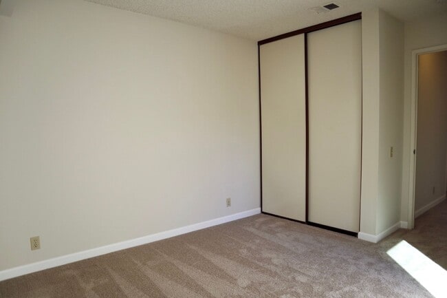 Building Photo - Spacious and bright 3-bedroom townhome-Nor...
