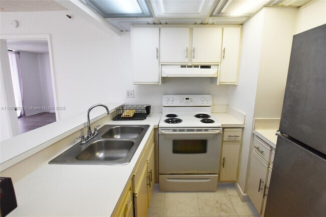 Building Photo - 540 Brickell Key Dr
