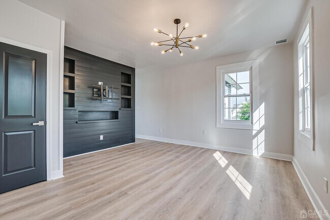 Building Photo - 324 Main St