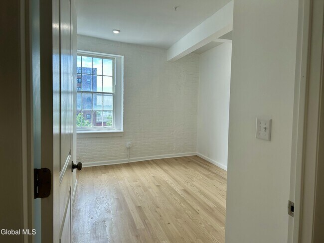 Building Photo - 155 River St