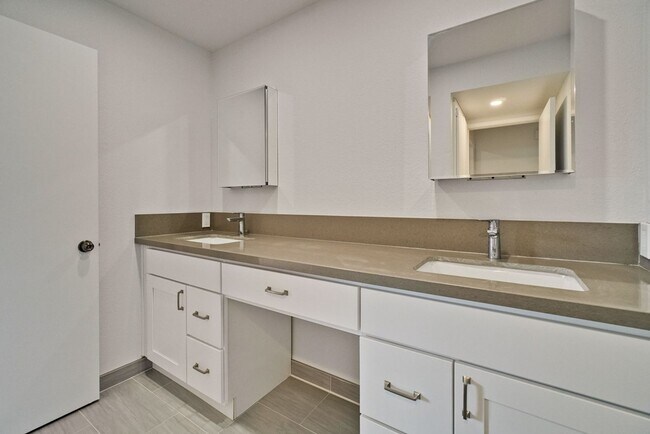 Building Photo - Recently upgraded Condo in a highly desirable location in Sunnyvale.