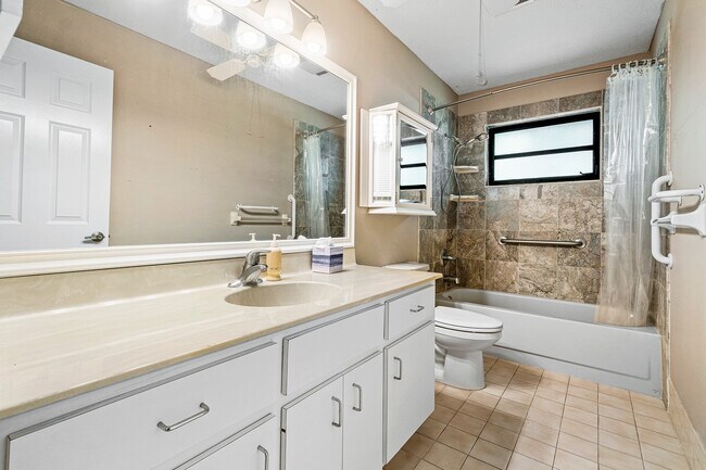 Building Photo - 2041 SE Floresta Dr