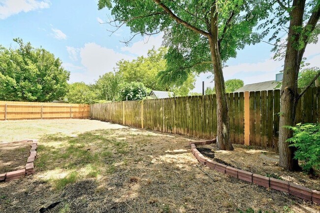 Building Photo - 9601 Holly Springs Dr