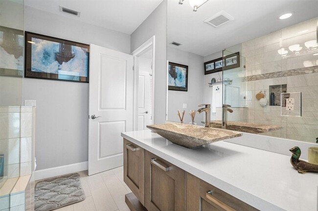 Building Photo - 4510 Bayview Dr